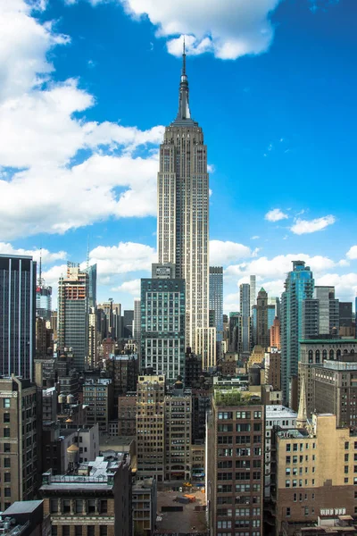 Ciudad de Nueva York. Manhattan skyline céntrico con Empire State Building iluminado y rascacielos al atardecer. — Foto de Stock