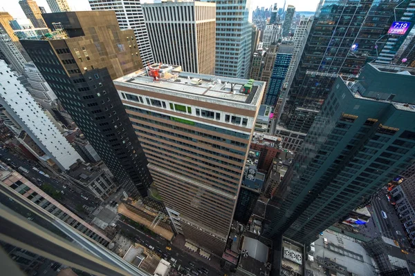 Vue aérienne de Manhattan, en regardant les gens et les taxis jaunes descendre la 5ème Avenue . — Photo