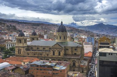 La Paz, Bolivya - Desember 12, 2016: Merkez Meydanı, La Paz. La Paz, Bolivya genel görünümünün manzara