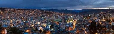 La Paz, Bolivya şehir merkezi geceleri görüntüleyin. Cityscape gece La Paz şehir