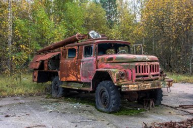 Eğlence Parkı Chernobyl alanı'nda terk edilmiş araba