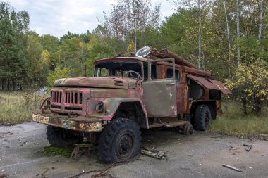 Eğlence Parkı Chernobyl alanı'nda terk edilmiş araba