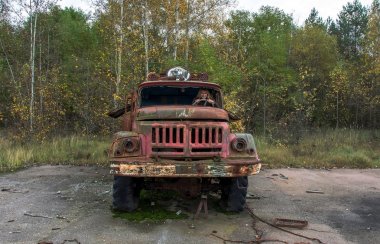 Eğlence Parkı Chernobyl alanı'nda terk edilmiş araba