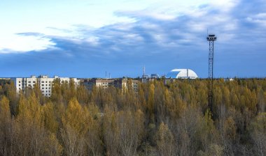 16 katlı apartman Pripyat Town, Çernobil nükleer enerji santrali yabancılaşma bölgesi, Ukrayna çatı üzerinden vew