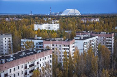 16 katlı apartman Pripyat Town, Çernobil nükleer güç bitki yabancılaşma bölgesi, Ukrayna Sonbahar zaman çatı üzerinden Vew