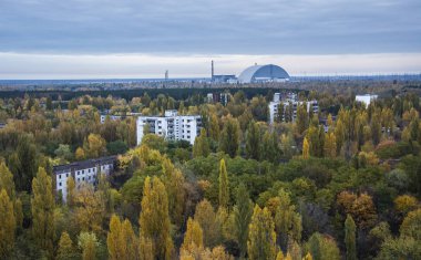 16 katlı apartman Pripyat Town, Çernobil nükleer güç bitki yabancılaşma bölgesi, Ukrayna Sonbahar zaman çatı üzerinden Vew