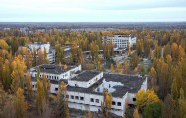 Terk edilmiş Pripyat şehirde Çernobil dışlama bölgesi Sonbahar zaman