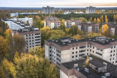 16 katlı apartman Pripyat Town, Çernobil nükleer güç bitki yabancılaşma bölgesi, Ukrayna Sonbahar zaman çatı üzerinden Vew