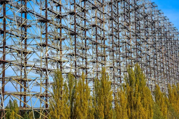 Ampio campo di antenna. Sistema radar sovietico "Duga" alla centrale nucleare di Chernobyl. Difesa missilistica ABM. Campo dell'antenna, radar oltre l'orizzonte. Oggetto militare dell'URSS ABM. Cernobil sovietico 2 — Foto Stock