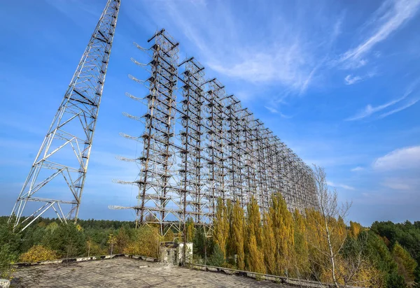 大天线场。苏联雷达系统 "Duga" 在切尔诺贝利核电站。反导导弹防御。天线场, 超视距雷达。苏联的军事对象 Abm。苏联切尔诺贝利-2 — 图库照片