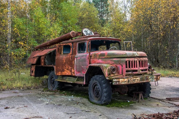 Verlassenes Auto in Freizeitpark in Tschernobyl — Stockfoto