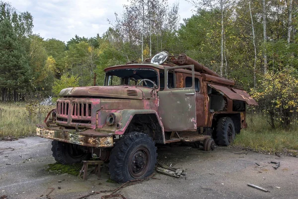 El coche abandonado en el parque de atracciones en la zona de Chernobyl — Foto de Stock