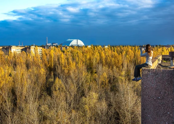 Girl taking photo in Pripyat Chernobyl Zone, autumn time Chernobyl, Ukraine — Stock Photo, Image