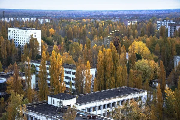 Toegangscode van dak van 16 verdiepingen appartement huis in de stad Pripyat, Tsjernobyl Nuclear Power Plant Zone van vervreemding, Oekraïne herfst tijde — Stockfoto