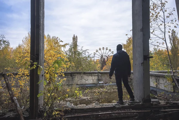 Erkekler terk edilmiş Çernobil dışlama bölgesi sonbahar City Pripyat çatı üst