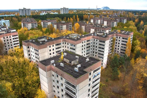 View fájl tárolja a tető 16 szintes Apartman ház Pripjaty város, csernobili atomerőmű növény zóna elidegenedés, Ukrajna őszi időben — Stock Fotó