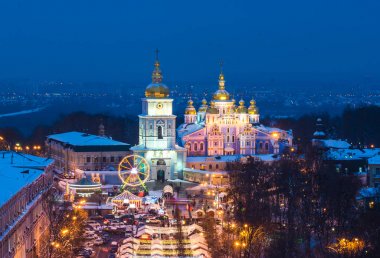 Kiev, Ukrayna Sophia meydanında güzel görünüm Noel. Ana Kiev'ın yeni yıl ağacı ve St. Sophia Katedrali ve arka plan üzerinde