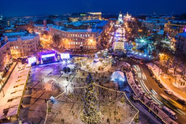 Kiev, Ukrayna - 4 Ocak 2017: Noel adil bir çok eğlence carousels ve aktörler günü 4 Ocak Kiev farklı kostümler giymiş gibi çocuklar için çeşitli nedeniyle halk arasında popüler olduğunu.