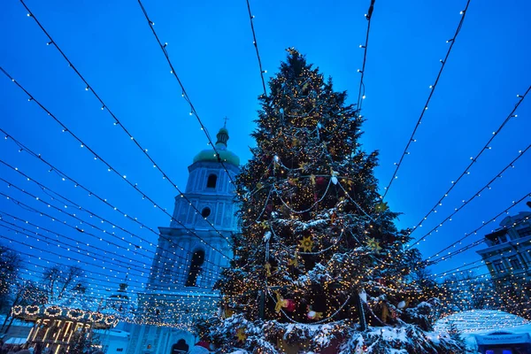 Schöner blick auf weihnachten auf dem sophia-platz in kyiv, ukraine. Hauptkyivs Neujahrsbaum und die Kathedrale der Heiligen Sophia im Hintergrund — Stockfoto