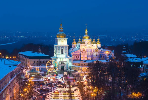 Kiev, Ukrayna Sophia meydanında güzel görünüm Noel. Ana Kiev'ın yeni yıl ağacı ve St. Sophia Katedrali ve arka plan üzerinde