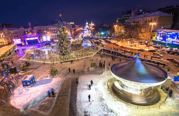 Hermosa vista de la Navidad en la Plaza Sophia en Kiev, Ucrania. Árbol principal de Año Nuevo de Kiev y la catedral de Santa Sofía en el fondo —  Fotos de Stock