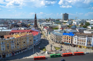 Kazan, Rusya Federasyonu - 6 Haziran. 2016: havadan görünümü Bauman street ve çan kulesi Epiphany Katedrali, Kazan, Rusya Federasyonu