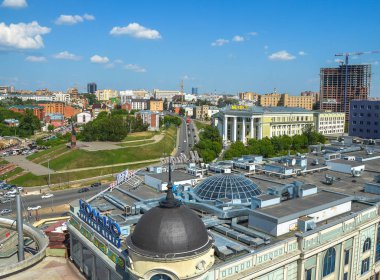 Kazan, Rusya Federasyonu - 6 Haziran. 2016: havadan görünümü Bauman street ve çan kulesi Epiphany Katedrali, Kazan, Rusya Federasyonu