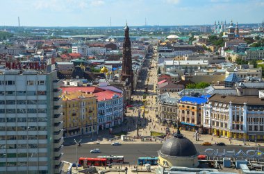 Kazan, Rusya Federasyonu - 6 Haziran. 2016: havadan görünümü Bauman street ve çan kulesi Epiphany Katedrali, Kazan, Rusya Federasyonu
