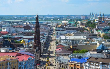 Kazan, Rusya Federasyonu - 6 Haziran. 2016: havadan görünümü Bauman street ve çan kulesi Epiphany Katedrali, Kazan, Rusya Federasyonu