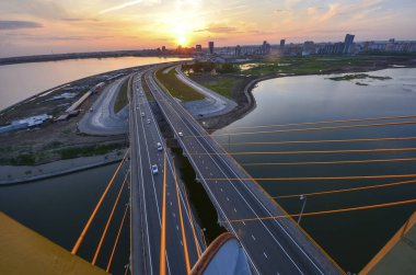 Millenium bridge uygulamasında Kazan Kazan şehrinin panoramik manzaralı günbatımı zaman havadan görünümü