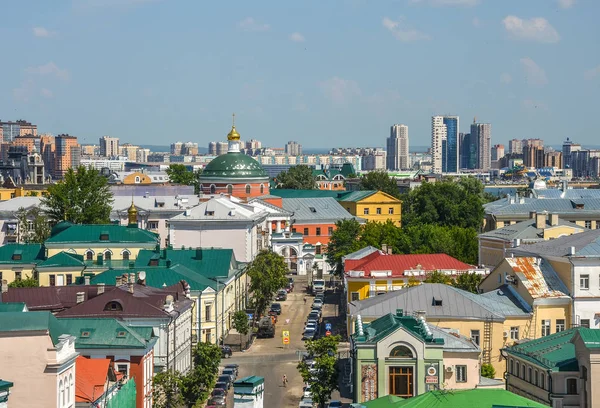 KAZAN, RUSIA - 10 de junio de 2016: Kazan city scape, Tatarstan Republic, Rusia. Fotografía tomada desde la azotea de la ciudad de Kazán . — Foto de Stock