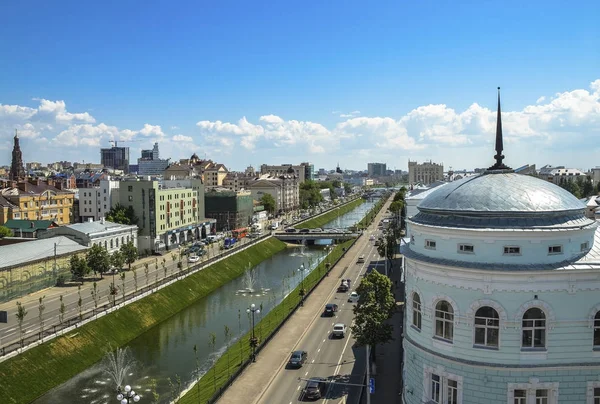 KAZAN, RÚSSIA - 10 de julho de 2016: Kazan city scape, Tatarstan Republic, Russia. Tiro do telhado da cidade de Kazan . — Fotografia de Stock