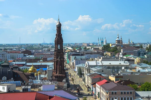 KAZAN, RÚSSIA - JUNHO 6. 2016: Vista aérea da rua Bauman e da torre sineira da Catedral da Epifania, Kazan, Rússia — Fotografia de Stock