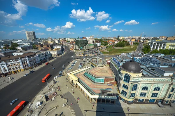 Kazan, Rusland - 10 juni 2016: Kazan city scape, Tatarstan Republiek, Rusland. Schot genomen vanaf het dak van de stad Kazan. — Stockfoto