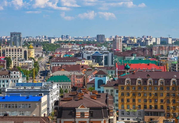 Kazan, Rusland - 10 juni 2016: Kazan city scape, Tatarstan Republiek, Rusland. Schot genomen vanaf het dak van de stad Kazan. — Stockfoto