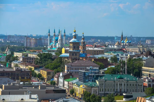 Kazan, Rusland - 10 juni 2016: Kazan city scape, Tatarstan Republiek, Rusland. Schot genomen vanaf het dak van de stad Kazan. — Stockfoto