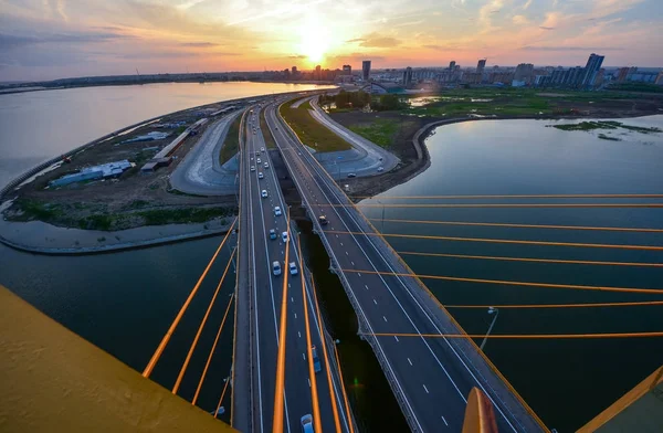 Тысячелетний мост в Казани вид с воздуха на закат с панорамным видом на город Казань — стоковое фото