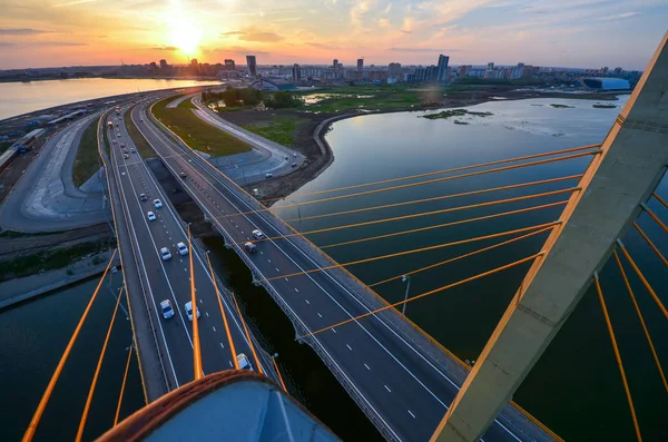 Тысячелетний мост в Казани вид с воздуха на закат с панорамным видом на город Казань — стоковое фото