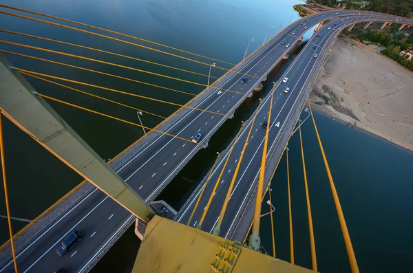 Тысячелетний мост в Казани вид с воздуха на закат с панорамным видом на город Казань — стоковое фото