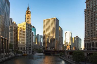 Chicago manzarası. Alacakaranlıkta Chicago şehir manzarası.