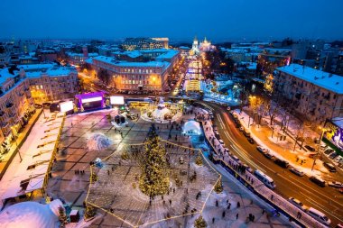 Kiev, Ukrayna - 4 Ocak 2017: Noel adil bir çok eğlence carousels ve aktörler günü 4 Ocak Kiev farklı kostümler giymiş gibi çocuklar için çeşitli nedeniyle halk arasında popüler olduğunu.