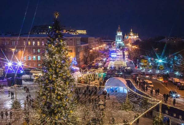 Piękny widok na Boże Narodzenie na placu Sophia w Kijowie, Ukraina. Nowy rok drzewa i Sobór św. na tle głównego Kijów — Zdjęcie stockowe