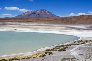 Laguna Verde volkanlar Licancabur ve Juriques - Eduardo Avaroa and Fauna National Reserve, Bolivya'nın eteklerinde bir tuz gölü olduğunu