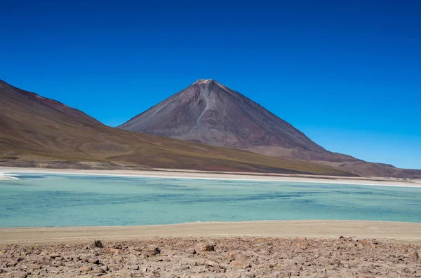 Laguna Verde volkanlar Licancabur ve Juriques - Eduardo Avaroa and Fauna National Reserve, Bolivya'nın eteklerinde bir tuz gölü olduğunu — Stok fotoğraf