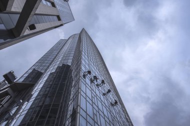 Pencere contalar bir gökdelenin cam Cephe Temizlik