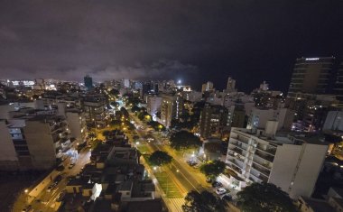 Lima, Peru ana kare panoramik gece görünümü.