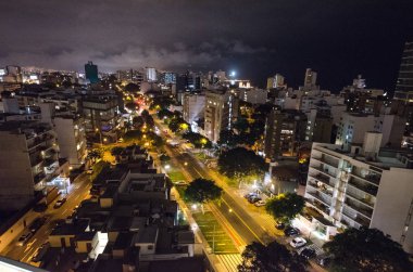 Lima, Peru ana kare panoramik gece görünümü.