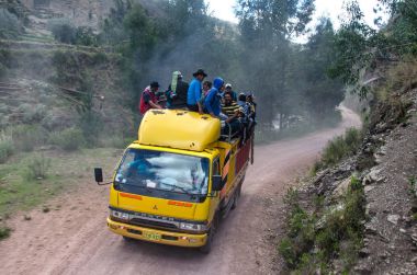Dağ otobüs taşımacılığında beru. Hiddet Peru dağlar yolda insanlar ile izlemek