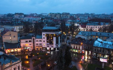 Ukrayna, Ivano-Frankivsk, 26 Kasım 2017: Ukrayna, gece şehir merkezinde küçük Avrupa şehir Ivano-Frankivsk Panoraması