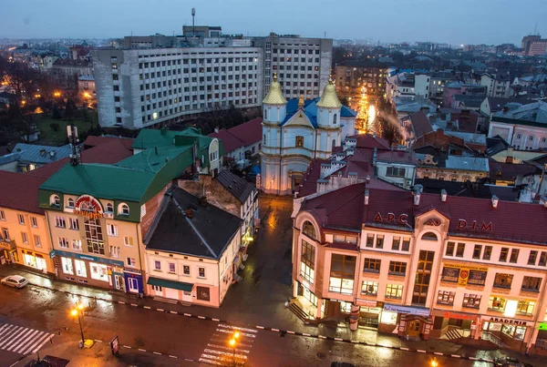 Ucrânia, Ivano-Frankivsk, 26 de novembro de 2017: Panorama da pequena cidade europeia de Ivano-Frankivsk no oeste da Ucrânia, centro da cidade à noite — Fotografia de Stock